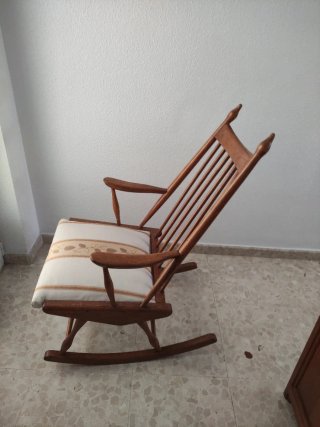 Mecedora antigua de madera y tela