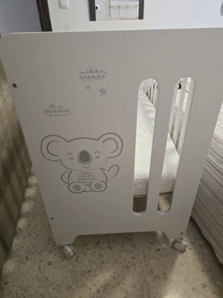 Cuna Micuna blanca con koala