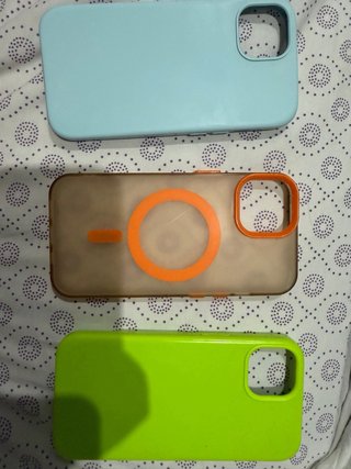 iPhone 13 azul marino con cargador
