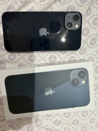 iPhone 13 azul marino con cargador
