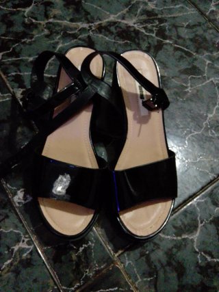 Sandalias de tacón negras usadas solo un rato