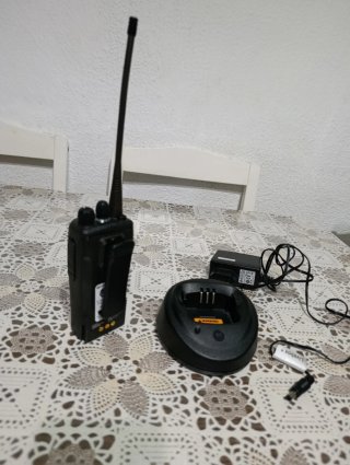 Walkie Motorola DP1400 con cargador