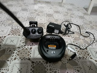 Walkie Motorola DP1400 con cargador