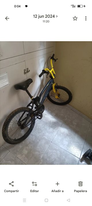 Bicicleta BMX Negra y Amarilla