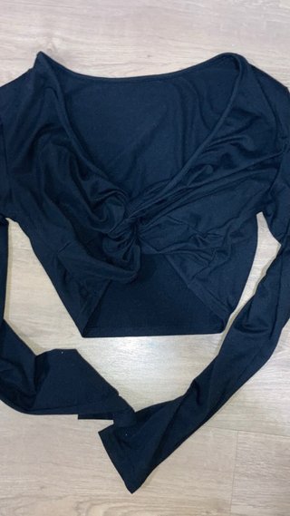Top negro escotado manga larga