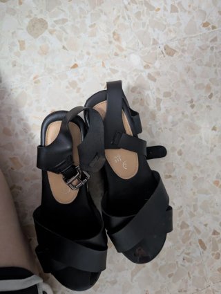 Sandalias plataforma negras.