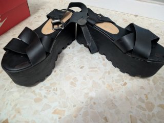 Sandalias plataforma negras.