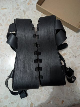 Sandalias plataforma negras.
