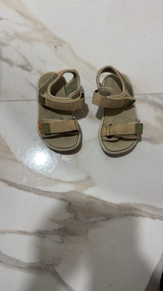 Sandalias niño beige y verde talla 22