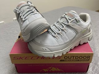 Zapatillas Skechers Trek Mujer Gris