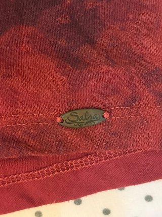 Camiseta roja con estampado