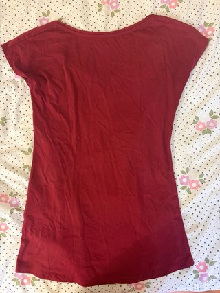 Camiseta roja con estampado