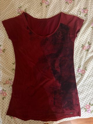 Camiseta roja con estampado