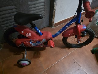 Bicicleta infantil roja con ruedines