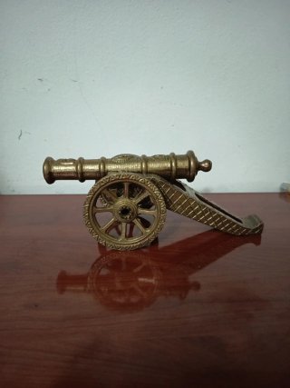 Cañón decorativo de latón