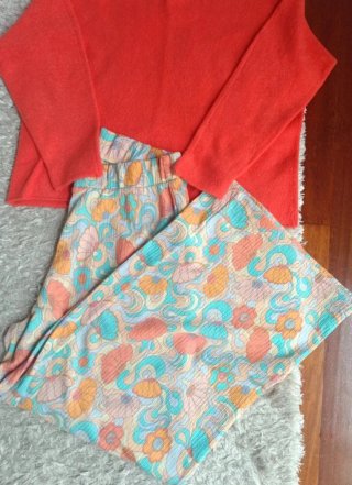 Conjunto naranja jersey y pantalón estampado