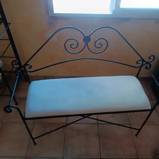 Banqueta de forja con cojín blanco