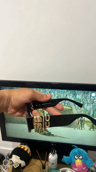 Gafas de sol Miu Miu negras y doradas
