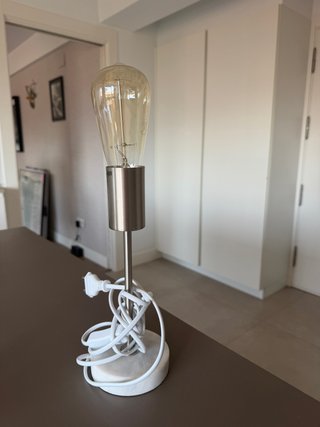 Lámpara de mesa moderna metal y piedra
