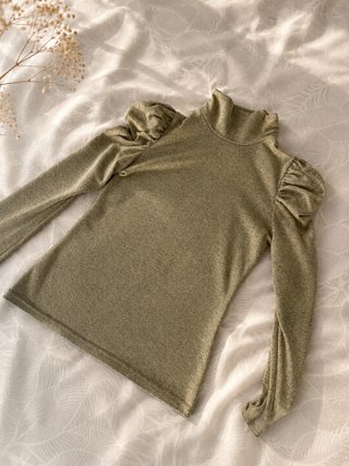 Jersey cuello alto manga abullonada verde oliva