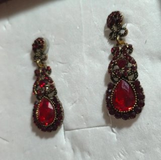 Pendientes estilo antiguo dorados y rojos