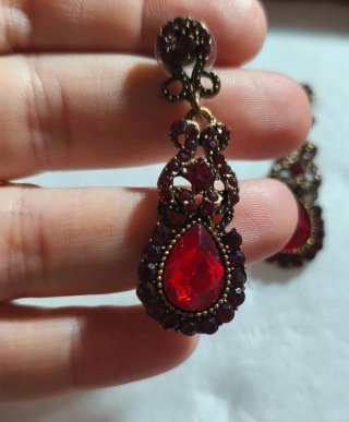 Pendientes estilo antiguo dorados y rojos