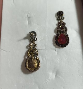 Pendientes estilo antiguo dorados y rojos