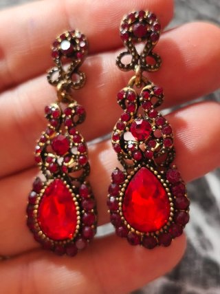 Pendientes estilo antiguo dorados y rojos