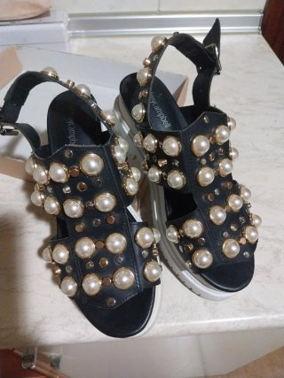 Sandalias negras piel con pedrería dorada