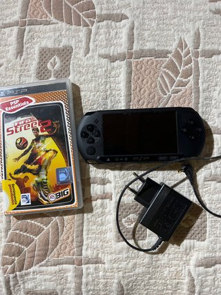 PSP Sony nera con FIFA Street 2 e caricatore