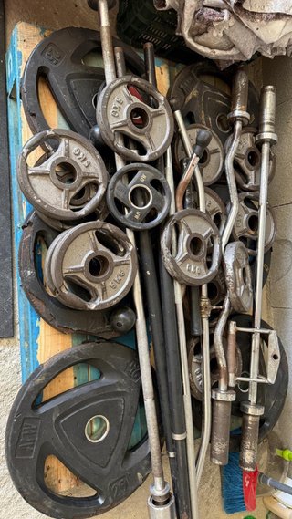 Set di pesi e dischi da palestra.