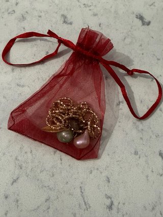 Pulsera dorada con charms y perlas
