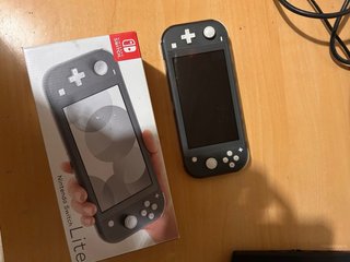Nintendo Switch Lite negra con caja
