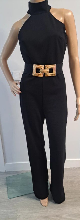 Mono negro elegante espalda abierta con cinturón