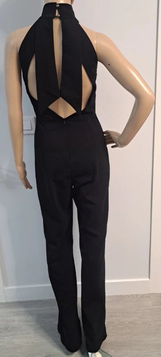 Mono negro elegante espalda abierta con cinturón