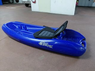 Kayak infantil individual rígido, remo y asiento.