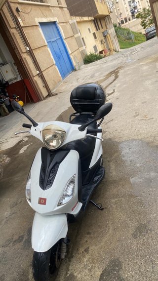 Moto Scooter Blanca y Negra con Baúl