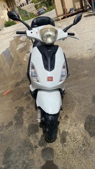 Moto Scooter Blanca y Negra con Baúl