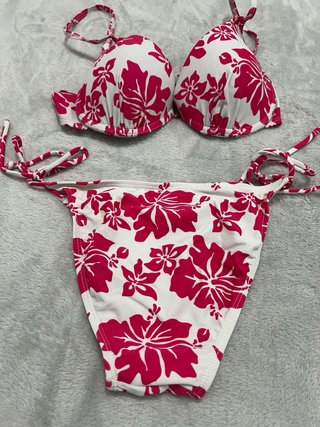 Bikini floral rosa y blanco