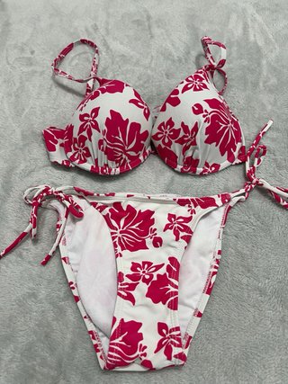 Bikini floral rosa y blanco