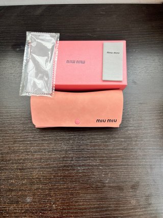 Gafas de sol Miu Miu negras
