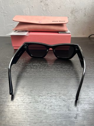 Gafas de sol Miu Miu negras