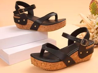 Sandalias negras con cuña