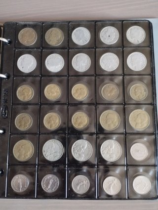 Álbum con 178 monedas extranjeras