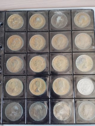 Álbum con 178 monedas extranjeras