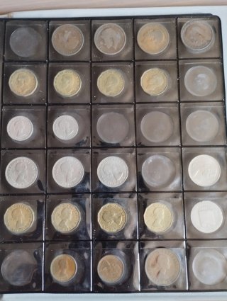 Álbum con 178 monedas extranjeras