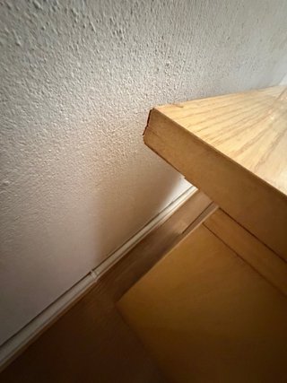 Scrivania in legno con cassetti