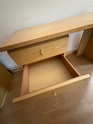 Scrivania in legno con cassetti