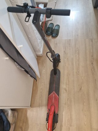 Patinete Eléctrico Rojo y negro
