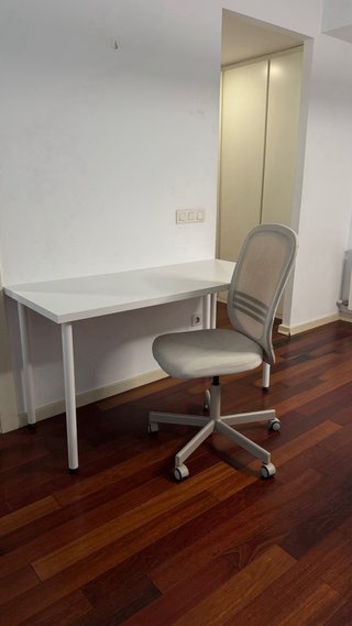 Scrivania e sedia con ruote Ikea